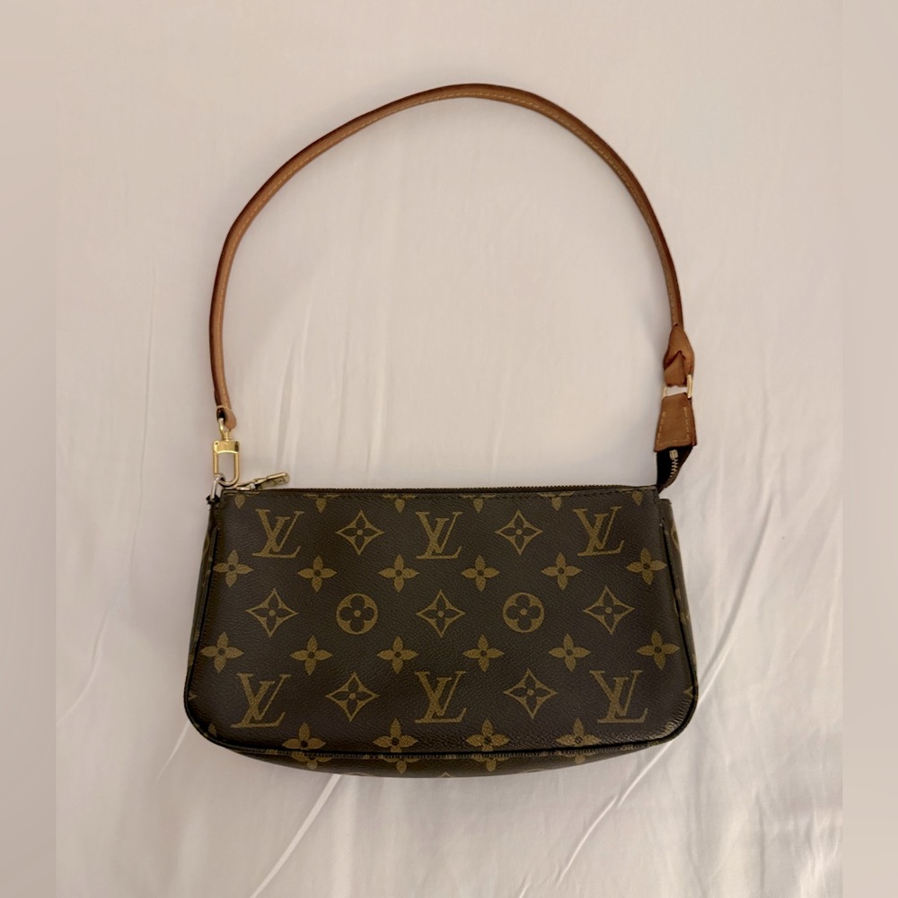 Authentic LOUIS VUITTON Monogram Pochette